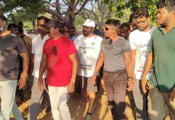 நடைபயிற்சியில் ஓட்டு சேகரித்த சீமான்: காரைக்குடியில் கடைசி கட்ட பிரசாரம்