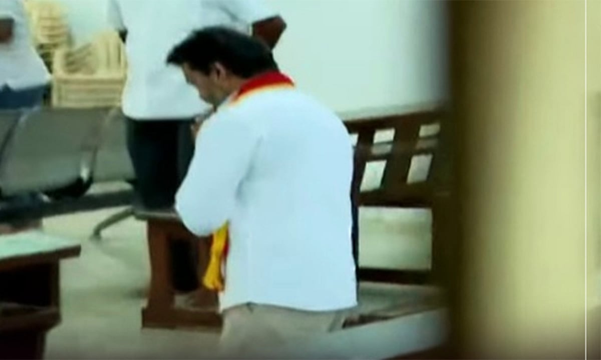 திருச்சி அந்தோணியார் ஆலயத்தில் விஜய் பிரார்த்தனை: ரோடு ஷோ நடுவே ஆன்மீக நிமிடங்கள்