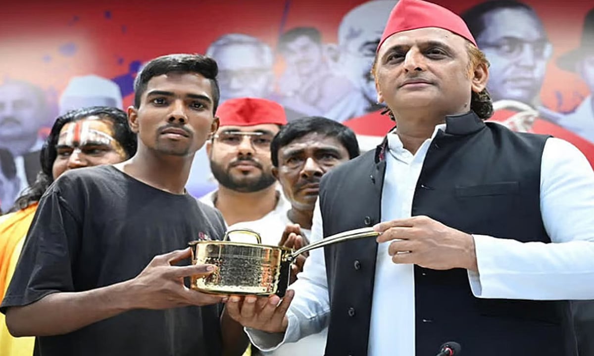 அகிலேஷ் யாதவ் டீ குடித்த கடைக்கு அதிகாரிகள் மிரட்டல் – உரிமையாளர் கடை மூடல் அறிவிப்பு