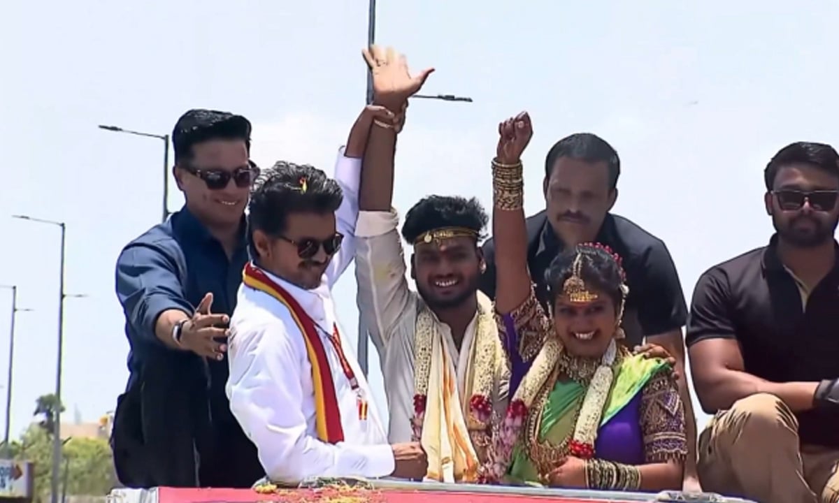 த.வெ.க பிரச்சார வாகனத்தில் புதுமணத் தம்பதியை ஏற்றி வாழ்த்திய விஜய்