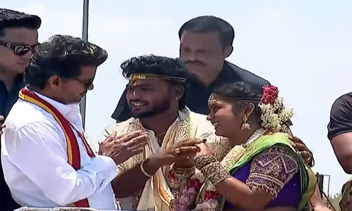 பிரசார வேனில் ஏற்றி புதுமண தம்பதிக்கு வாழ்த்து கூறிய விஜய்
