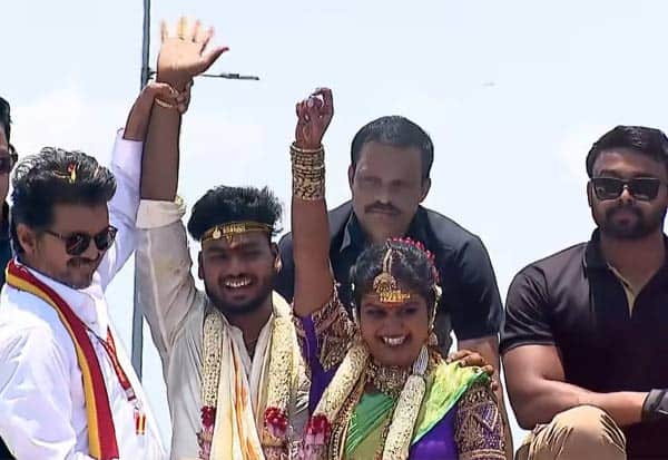 தேர்தல் பிரசார இறுதி நாள்: விஜய் ரோடு ஷோவில் திருமண தம்பதியை வாழ்த்திய சுவாரஸ்யம்