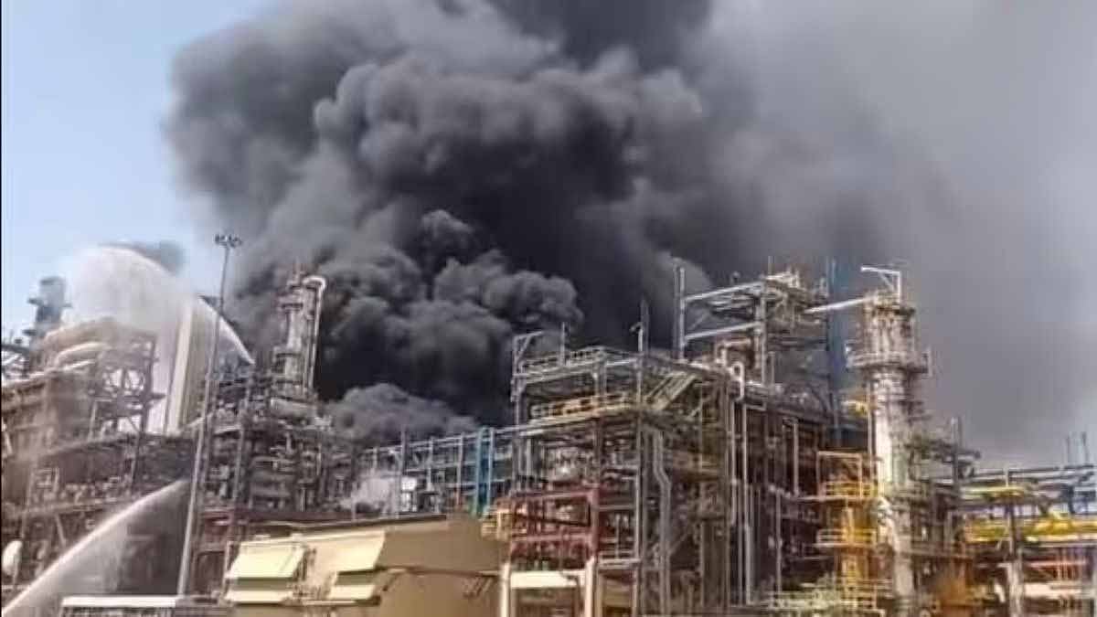 பலோத்ரா பெட்ரோலிய சுத்திகரிப்பு ஆலையில் தீ விபத்து: மோடி பயணம் ரத்து