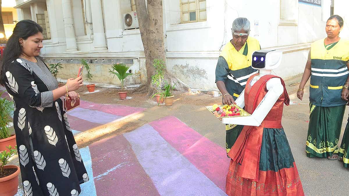 தேர்தல் நாளில் வாக்காளர்களை ரோபோ சாக்லெட் கொடுத்து வரவேற்றது