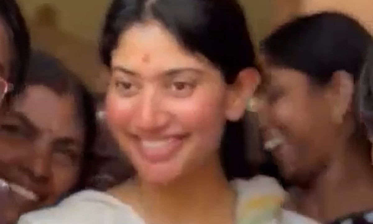 வாக்களிக்க வந்த சாய் பல்லவி: ரசிகர்கள் செல்பி மோகம்