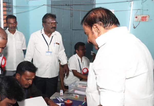 ஓட்டுப்பதிவு இயந்திரத்தில் கோளாறு: எமகண்டத்தில் தப்பிய அமைச்சர்