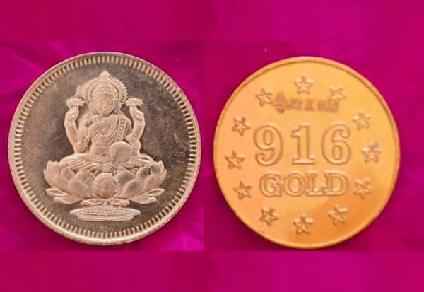 கரூரில் வாக்காளர்களுக்கு தங்கம், வெள்ளி கொடுப்பு