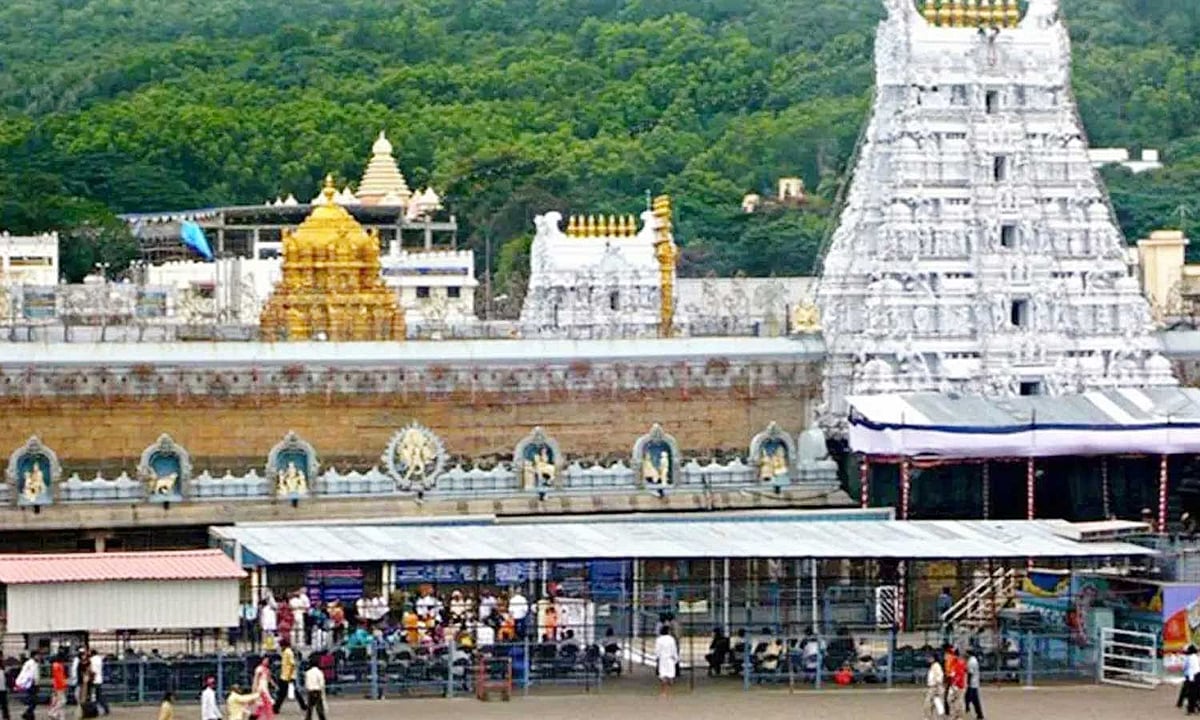 திருப்பதி கோவிலில் வெயில் தாக்கம் – பக்தர்கள் வருகை குறைந்தது