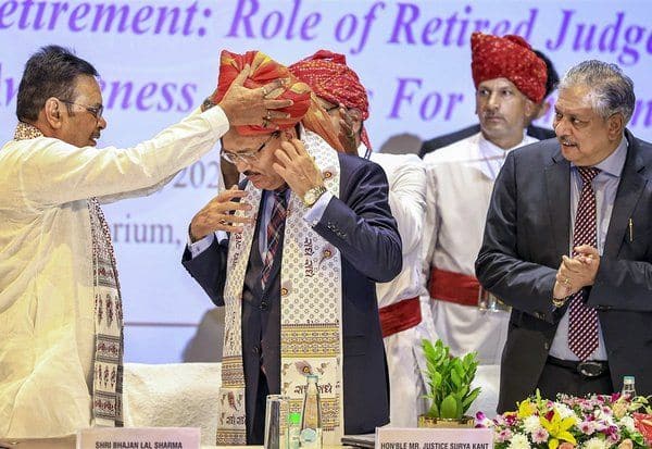 நீதிமன்றங்களுக்கு வெளியே தீர்வு காண ஓய்வு பெற்ற நீதிபதிகளை பயன்படுத்தலாம்: உச்ச நீதிமன்ற தலைமை நீதிபதி யோசனை