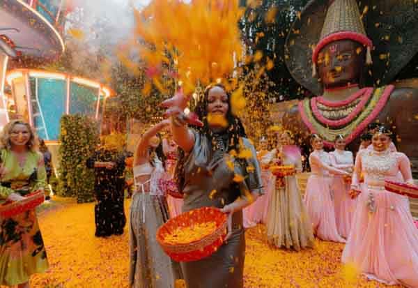 அம்பானி வீட்டு பூஜையில் பாப் பாடகி ரிஹானா பங்கேற்பு