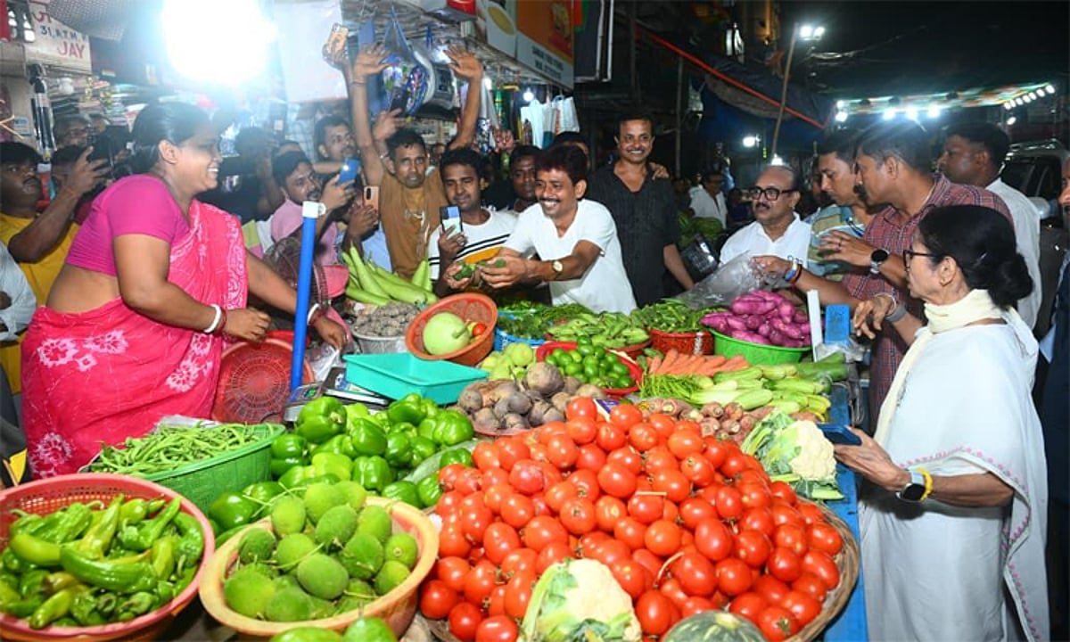 மம்தா பானர்ஜியின் தற்செயல் காய்கறி கொள்முதல்: பிரதமர் மோடி பாணியில் பிரசாரம்