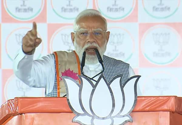 மக்கள் தான் என் குடும்பம்; மேற்கு வங்க பிரசாரத்தில் மோடி உருக்கம்
