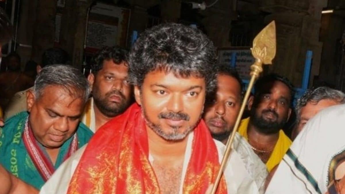 தவெக விஜய் அதிகாலையில் திருச்செந்தூர் முருகன் கோவிலில் தரிசனம்