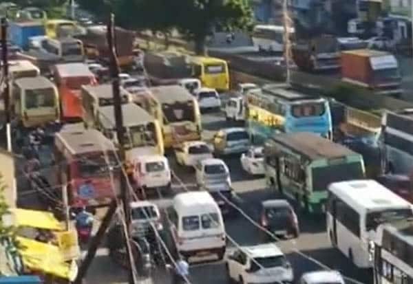 ஓட்டுப்பதிவுக்கு பின் சென்னை திரும்பும் மக்கள்; 2 கிமீ தூரம் அணிவகுக்கும் வாகனங்கள்
