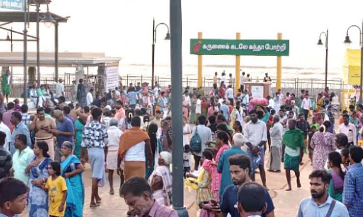 திருச்செந்தூர் கோவிலில் பக்தர்கள் கூட்டம்: 4 மணி நேர காத்திருப்பு