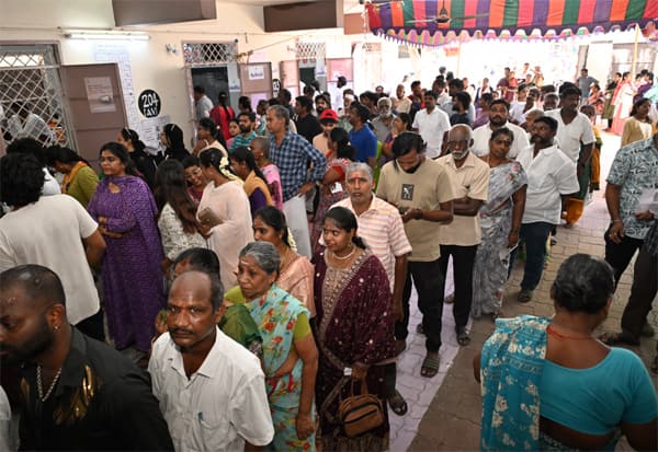 தமிழகத்தில் 75 ஆயிரம் ஓட்டுச்சாவடிகளில் வாக்காளர்கள் அலைமோதல்