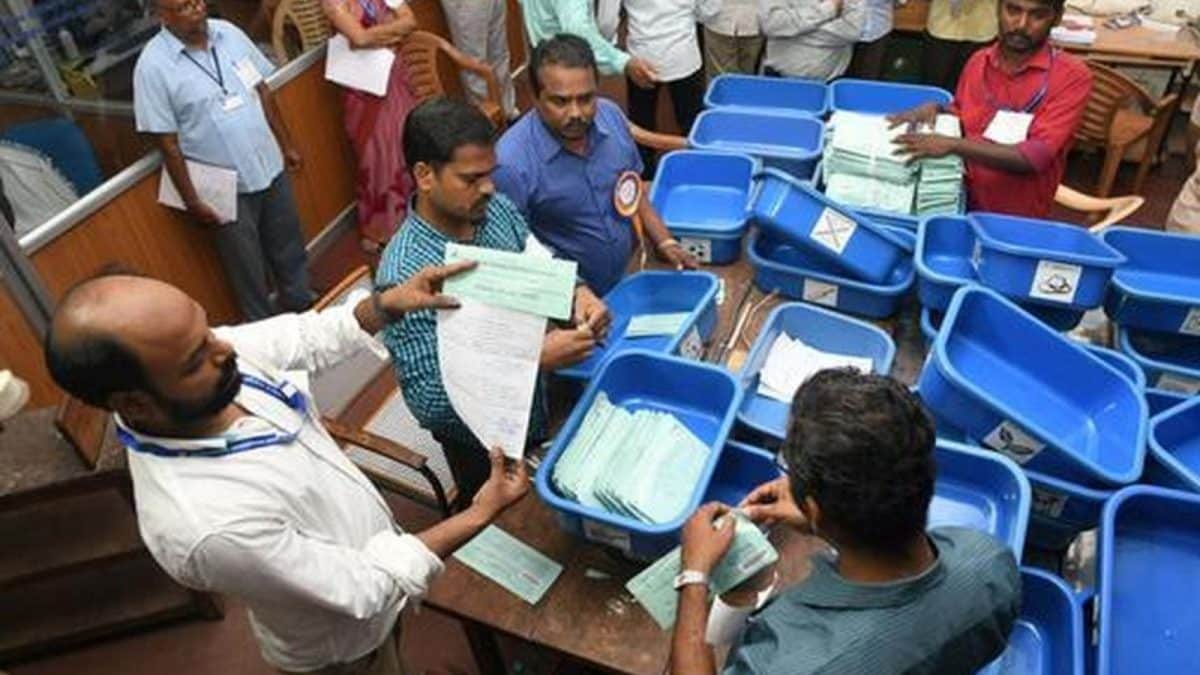 தேர்தல் முடிவுக்கு தயாராகும் தமிழ்நாடு: காலை 8 மணிக்குத் தபால் வாக்குகள்; 8:30-க்கு EVM