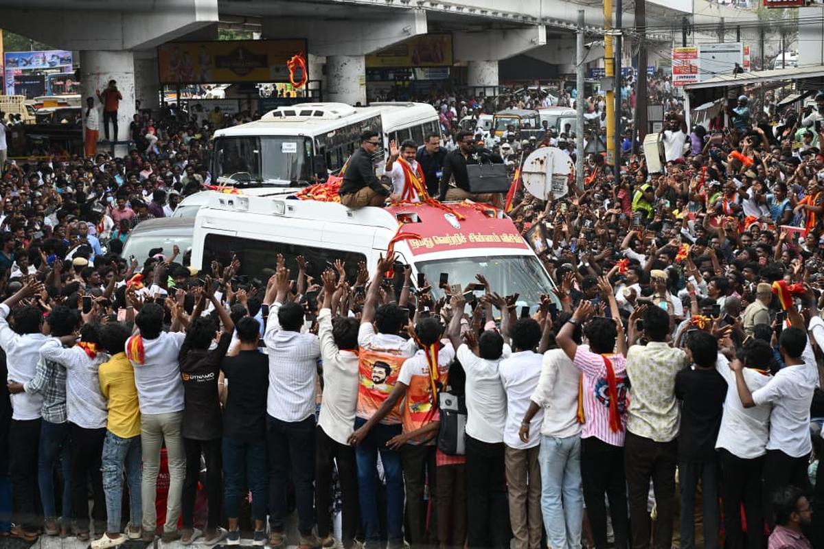 தேர்தல் பிரச்சார கூட்டத்தில் மக்கள் ஆதரவு