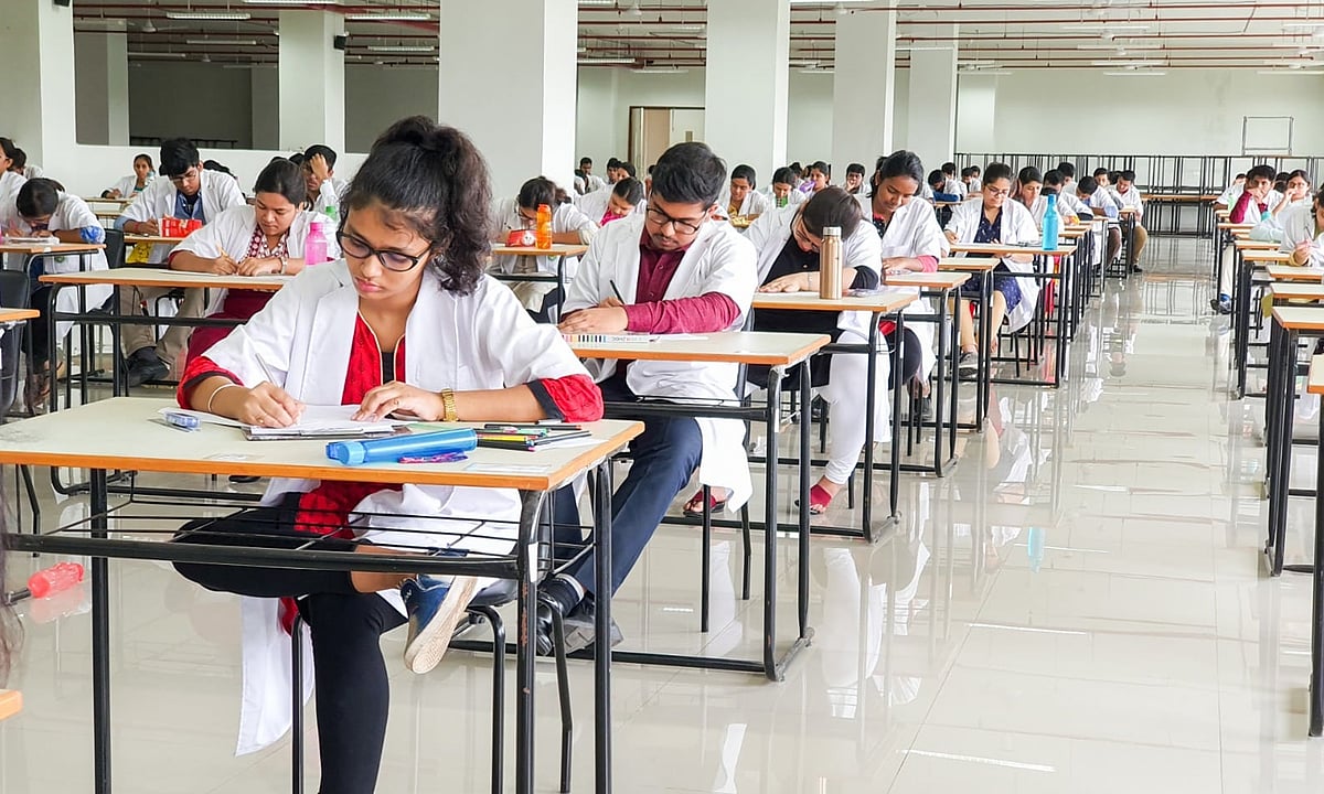 NEET தேர்வுக்கான ஹால் டிக்கெட் வெளியீடு – மாணவர்களுக்கு பிரத்தியேக உதவி எண்