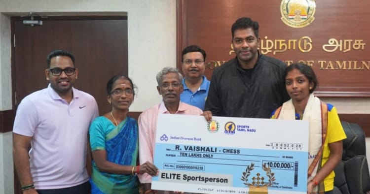 செஸ் வீராங்கனை வைஷாலிக்கு ரூ.10 லட்சம் நிதியுதவி: அமைச்சர் ஆதவ் அர்ஜுனா காசோலை வழங்கல்