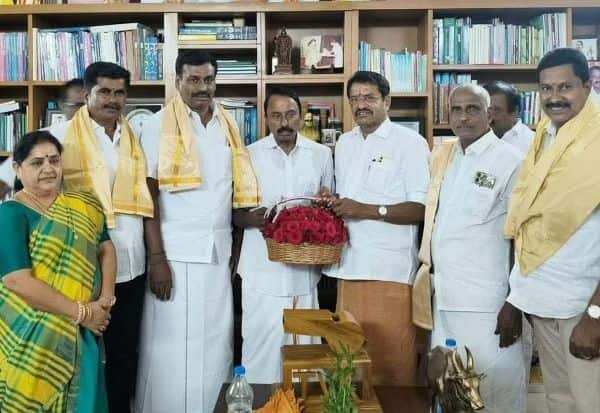 அதிர்ச்சி திருப்பம்: அதிமுக-வில் கடும் பிளவு; தவெக-வில் இணையும் முக்கிய நிர்வாகிகள் – மே 14 அப்டேட்!