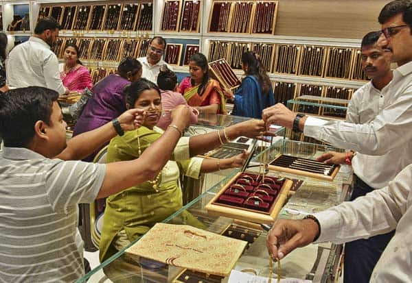 தங்கம் விலை சவரனுக்கு ரூ.1440 குறைவு; வெள்ளி விலை 5 ஆயிரம் சரிவு