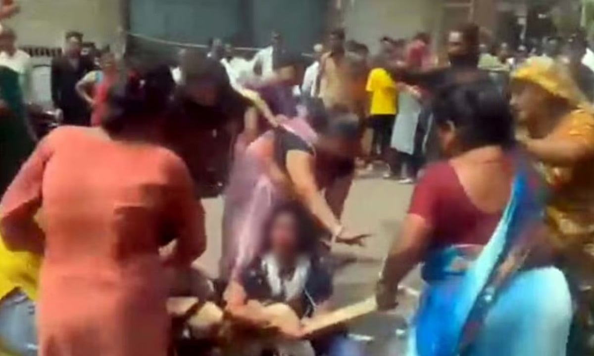 மகாராஷ்டிராவில் கொடூரம்: பெண்ணை அரை நிர்வாணமாக்கி செருப்பு மாலை அணிவித்த கும்பல் – அதிர்ச்சி வீடியோ!
