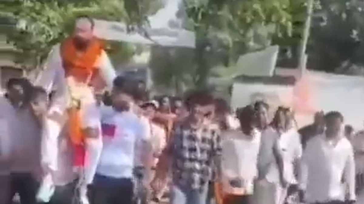 உத்தரப் பிரதேசத்தில் பாலியல் வன்கொடுமை வழக்கில் ஜாமின் பெற்ற நபருக்கு ஆதரவாளர்கள் ஊர்வலம்