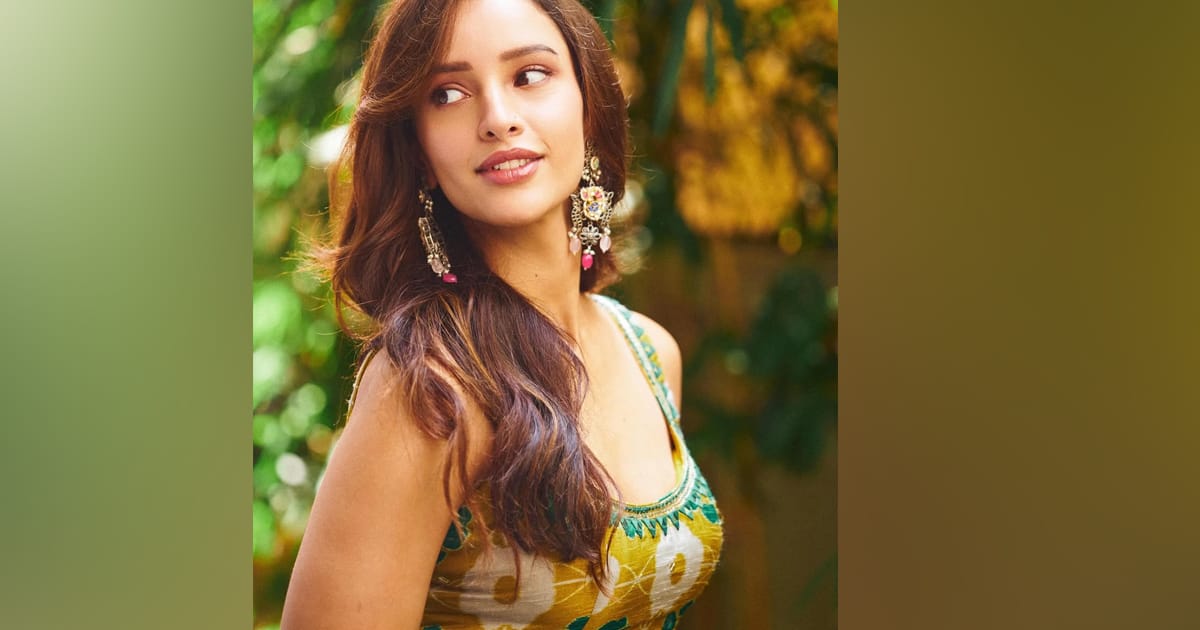 பாலிவுட் நடிகை திரிப்தி டிம்ரியின் புதிய புகைப்படங்கள் வெளியீடு