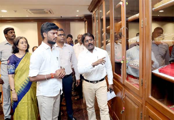 பக்தர்களுக்குச் சிறந்த சேவை வழங்க வேண்டும்: அறநிலையத்துறை அமைச்சர் ரமேஷ் அறிவுறுத்தல்