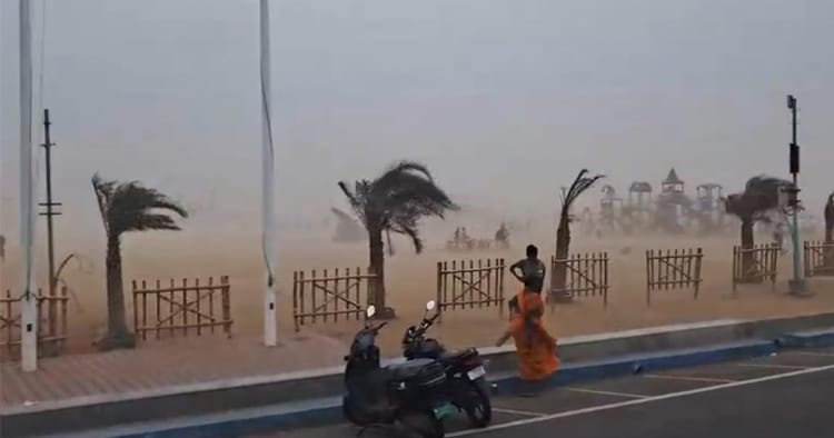 சென்னையில் பலத்த காற்று: மெரினா கடற்கரைக்குச் செல்ல வேண்டாம் என எச்சரிக்கை