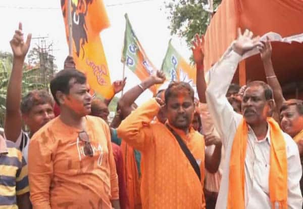 மேற்கு வங்கத்தில் பாஜக் கூட்டணி பலம் அதிகரிப்பு: பால்டா தொகுதியில் தேபாங்ஷீ பாண்டா முன்னிலை