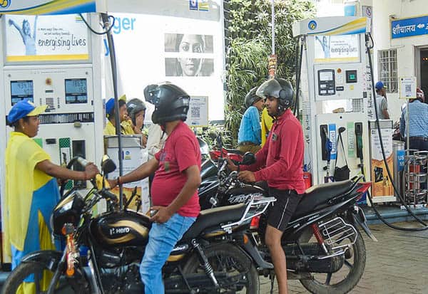 சர்வதேச சந்தையில் கச்சா எண்ணெய் தட்டுப்பாடு: பெட்ரோல், டீசல் விலை உயர்வு ஏற்பட வாய்ப்பு