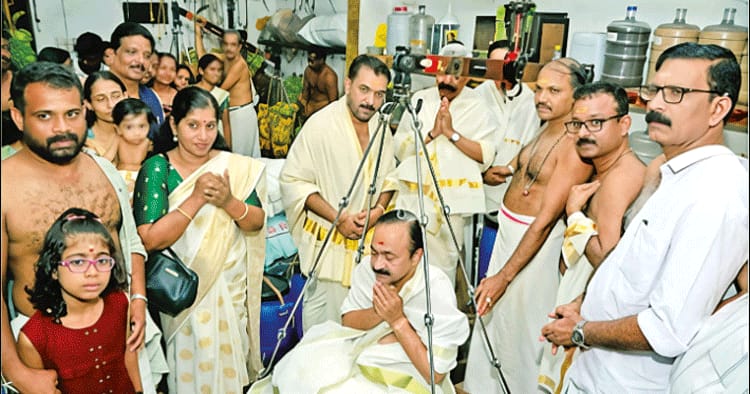 கேரளா முதல்வர் வி.டி.சதீசன் குருவாயூர் கிருஷ்ண கோயிலில் வழிபாடு