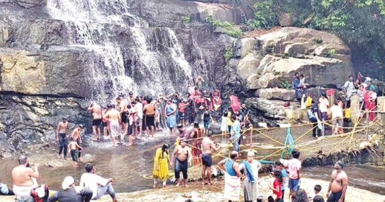 தேனி மாவட்ட சின்னச்சுருளி அருவியில் சுற்றுலா பயணிகள் வருகை: அடிப்படை வசதிகள் கோரிக்கை