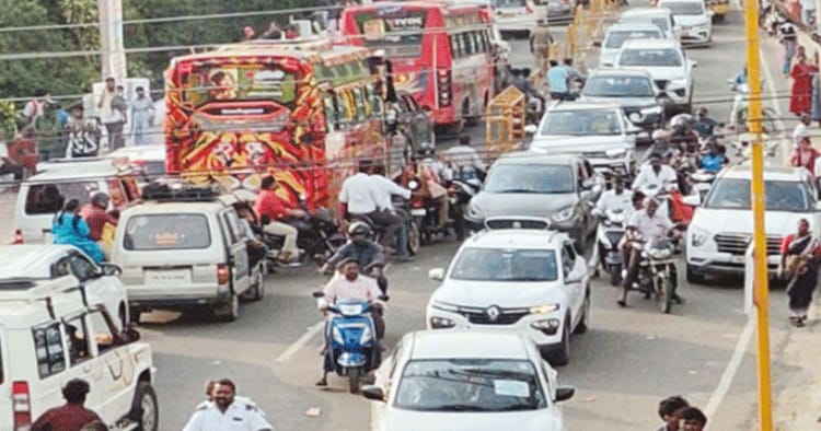 ஏற்காடு மலர் கண்காட்சி: சுற்றுலா பயணிகளின் வருகையால் மலைப்பாதையில் போக்குவரத்து நெரிசல்