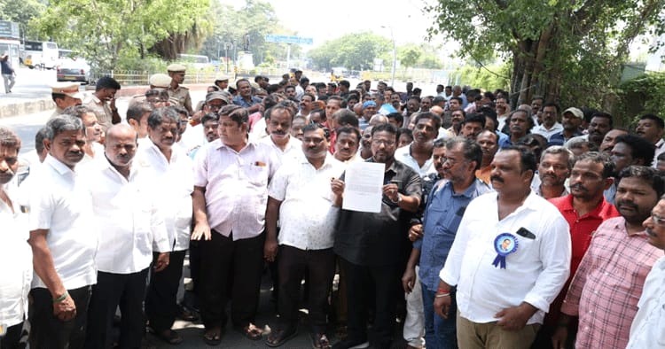 காலி மதுபாட்டில் சேகரிப்புக்கு எதிர்ப்பு: சென்னை எழும்பூரில் டாஸ்மாக் ஊழியர்கள் போராட்டம்