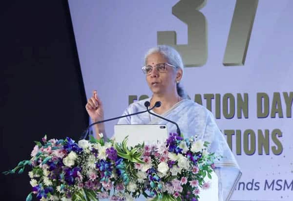 அந்நியச் செலாவணி கையிருப்பைப் பராமரிப்பதில் கவனம் தேவை: நிதியமைச்சர் நிர்மலா சீதாராமன் அறிவுறுத்தல்