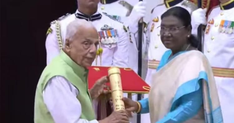 முன்னாள் அமைச்சர் டாக்டர் எச்.வி. ஹண்டேவுக்கு பத்மஸ்ரீ விருது வழங்கப்பட்டது