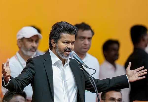 தமிழக அரசு: தனிப்பெரும்பான்மையை எட்டும் த.வெ.க.,வின் அரசியல் வியூகம்