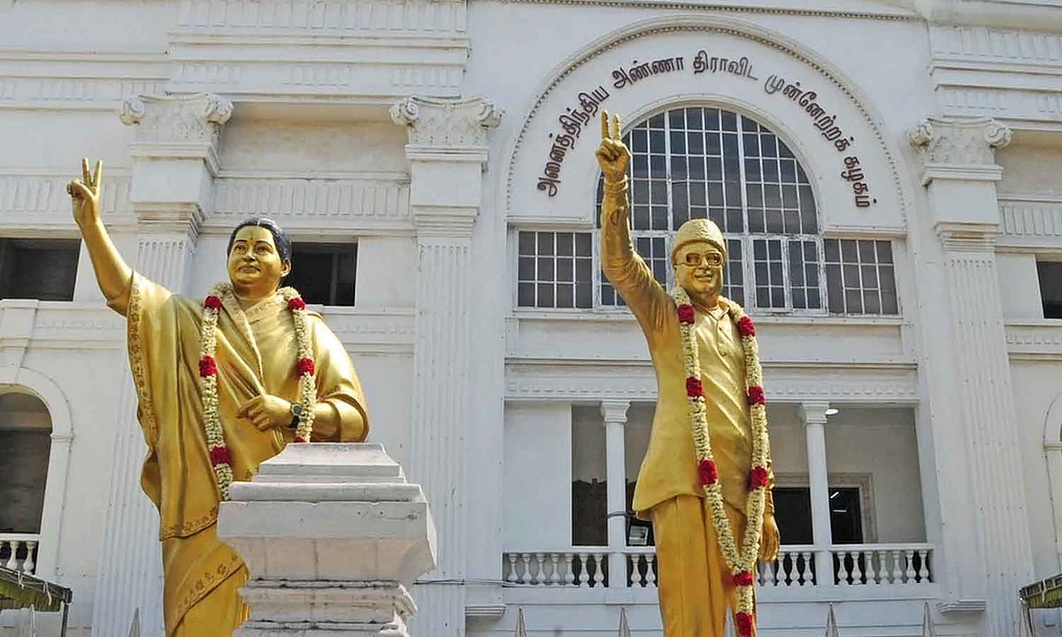 எம்எல்ஏக்களின் கட்சி மாற்றம்: அதிமுக மற்றும் தவெக இடையே சமூக வலைத்தள மோதல்