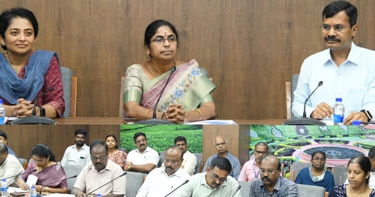 பால்வளத்துறை திட்டப்பணிகள்: தலைமைச் செயலகத்தில் அமைச்சர் சி. விஜயலட்சுமி ஆய்வுக் கூட்டம்