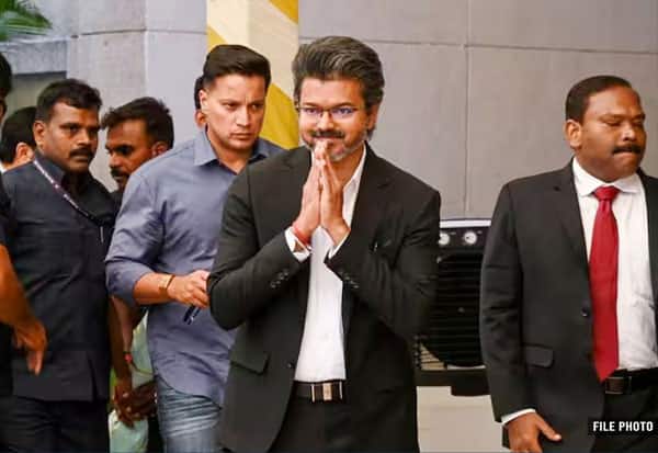 டெல்லி பயணத்தை முடித்துக்கொண்டு சென்னை திரும்பினார் முதல்வர் விஜய்; காங்கிரஸ் தலைவர்களுடனான சந்திப்பு ரத்து