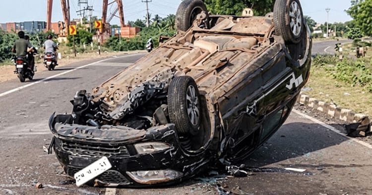 தூத்துக்குடி அருகே கார் விபத்து: இருவர் படுகாயம்; வாகனம் தீக்கிரைய்
