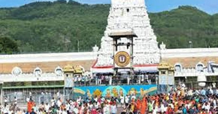 திருப்பதி ஏழுமலையான் கோவிலில் பக்தர்கள் நீண்ட வரிசை: 30 மணி நேர காத்திருப்பிற்குப் பின் தரிசனம்
