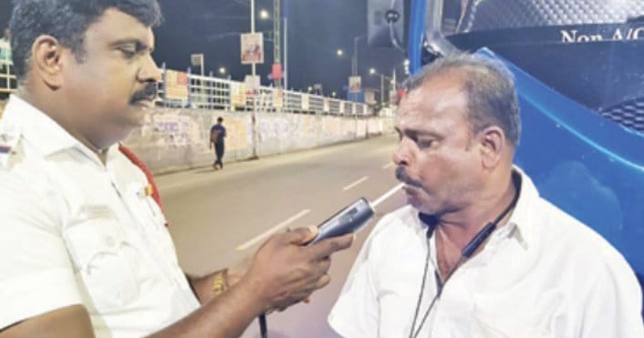 மதுபோதையில் ஆம்னி பஸ் ஓட்டிய டிரைவர்கள்: போலீசிடம் தப்பிய ஓட்டம் (Live Update)