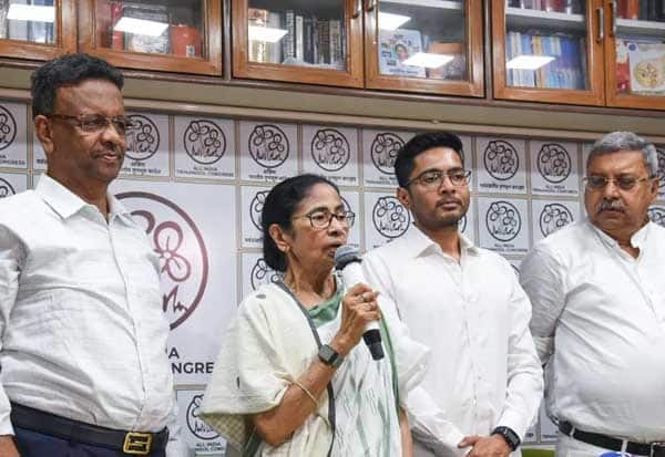 மேற்கு வங்காளத்தில் திரிணமுல் காங்கிரஸ் கட்சிக்குள் உட்கட்சி பூசல்: மம்தா பானர்ஜி கூட்டத்தை ரத்து செய்தார்