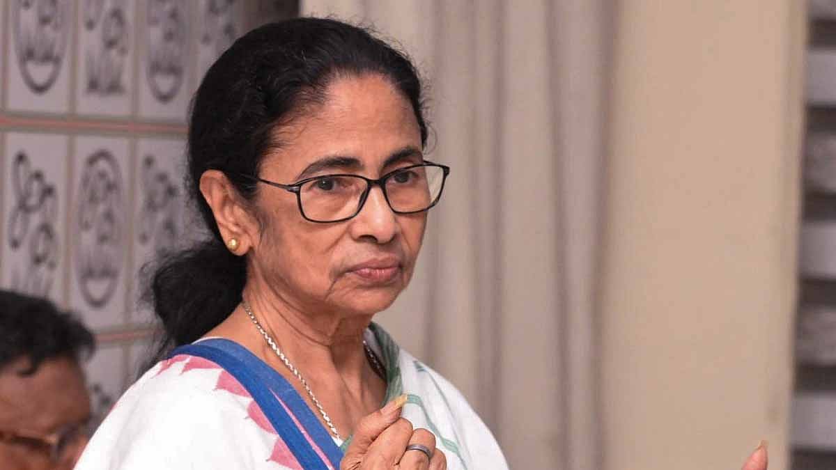 போலி கையெழுத்து சர்ச்சை: மேற்கு வங்காளத்தில் இரு சட்டமன்ற உறுப்பினர்களைக் கட்சியை விட்டு நீக்கிய மம்தா பானர்ஜி