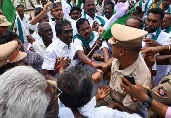 பயிர்க்கடன் முழுத் தள்ளுபடியை வலியுறுத்தி தமிழகம் முழுவதும் விவசாயிகள் போராட்டம்