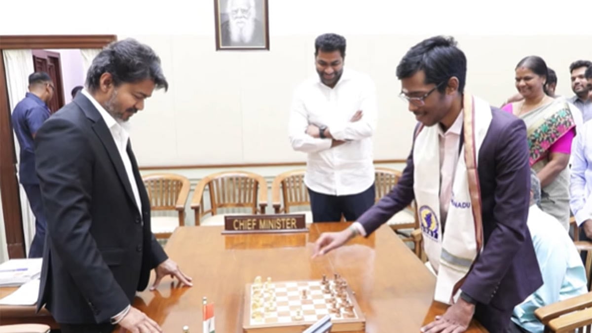 செஸ் சாம்பியன் பிரக்ஞானந்தாவை வாழ்த்தி கௌரவித்த முதலமைச்சர் விஜய்: ரூ.50 லட்சம் பரிசு அறிவிப்பு